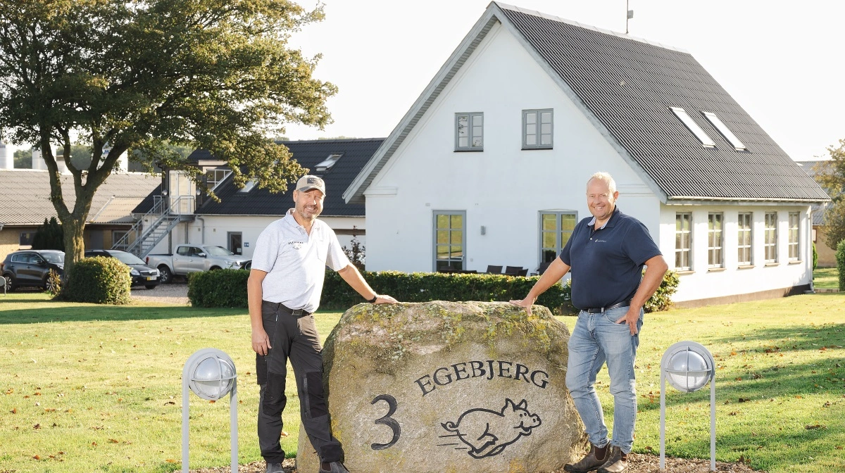Flemming Risbjerg (tv) og Frank Poll (th) har haft et fint samarbejde indtil videre i salgsprocessen, lyder det fra den kommende sælger. Her står de foran Egebjerg.