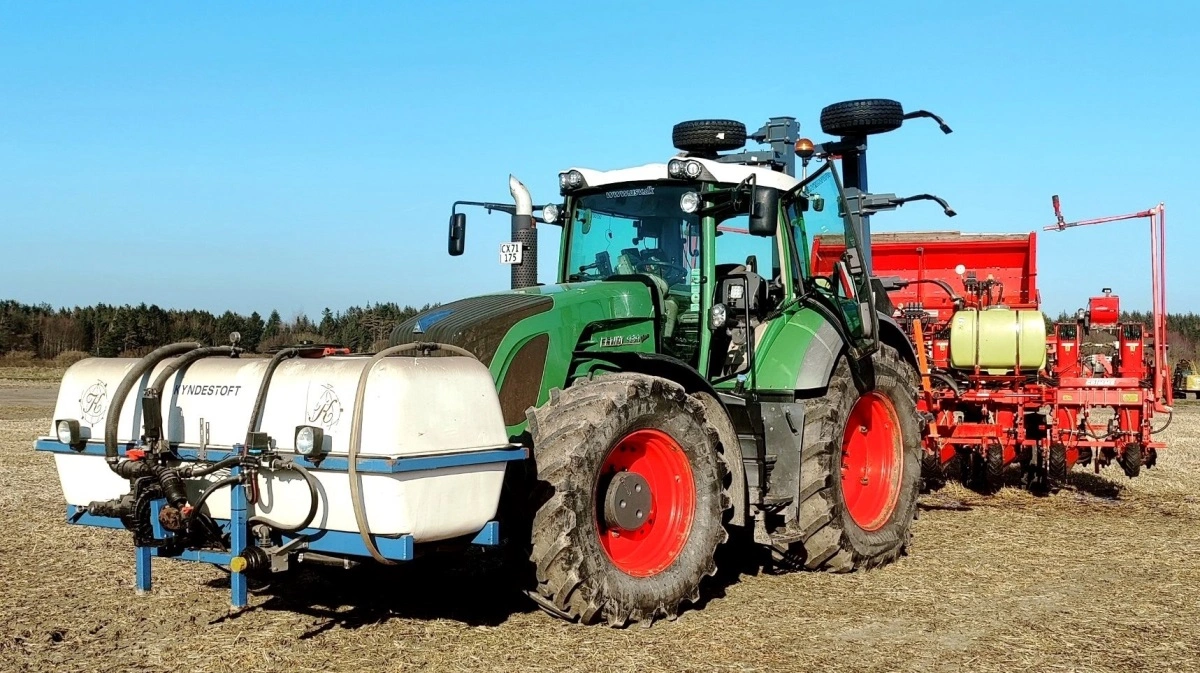 Liftarmsbeslagene på fronttankene sidder under bunden. Det betyder, at tanken kan komme tæt på traktoren. Eksempelvis som her på en 2.000 liters tank til gødskning ved kartoffellægning. 