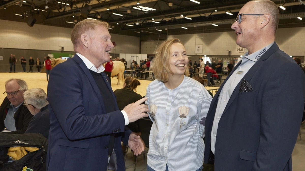 Arrangørerne bag Kimbrerskuet er godt tilfredse med opbakningen og fyldte haller i Messecenter Vesthimmerland. Fra åbningen ses fra venstre borgmester Per Bach Laursen, Vesthimmerlands Kommune, skuets formand Ditte Hammershøj, der sammen med sin mand har 750 malkekøer samt direktøren for Messecenter Vesthimmerland, Brian Otte. 