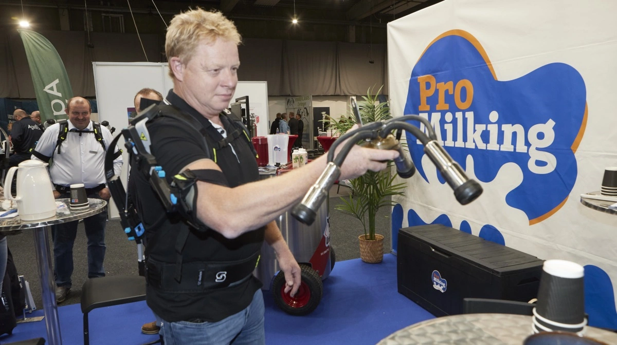 En hjælpearm, som vil kunne aflaste arme og skuldre ved malkningen vakte stor interesse hos Promilking. Den afprøves her af Hans Jacobsen fra Suldrup.