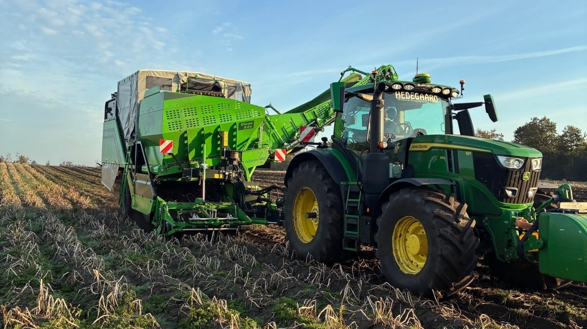 Den nye AVR 9200i giver Henrik Hedegaard håb om at komme sikkert gennem årets kartoffelhøst. Foto: AgriKom