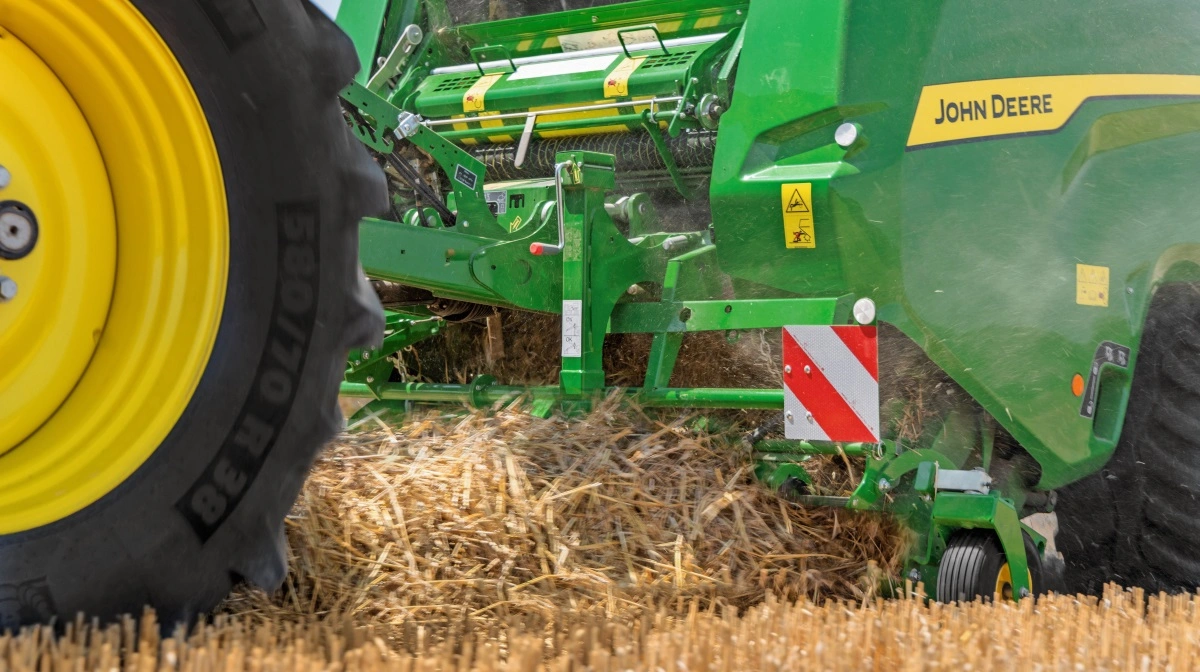 Den såkaldte Weave Automation-funktion bevæger presseren over skåret fra side til side for at sikre. at kammeret bliver fyldt ensartet. Fotos: John Deere