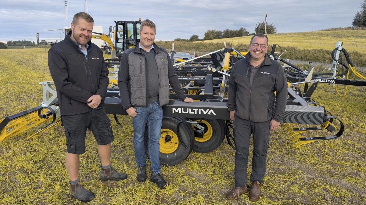 FMR Maskiner er seneste af de nu syv danske forhandlere af Multiva-programmet. Til venstre indehaverne Anders Højte og Henrik M. Rasmussen sammen med den finske fabriks danske repræsentant, Peter Nielsen. Foto: Erik Hansen