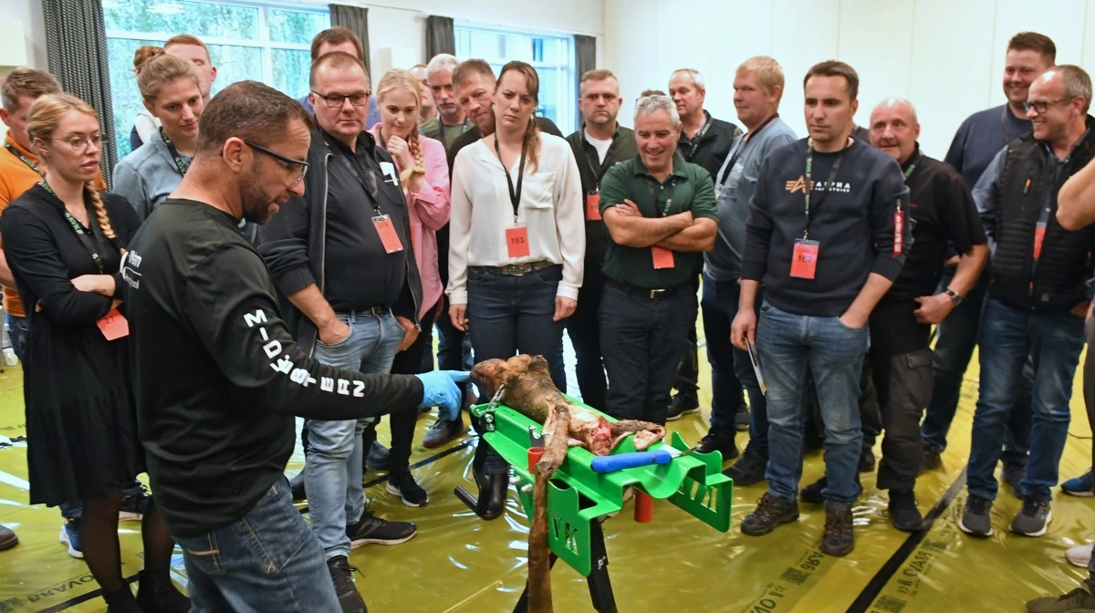Eftermiddagen byder på forskellige workshops med beskæring af klove fra døde køer.