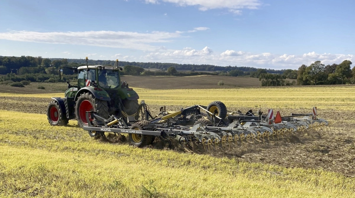 De finske Multiva-harver er bygget til stærk jord. Her en otte meters Topline Super XL med kraftige S-tænder i arbejde i den sjællandske muld. Foto: Peter Nielsen, Multiva