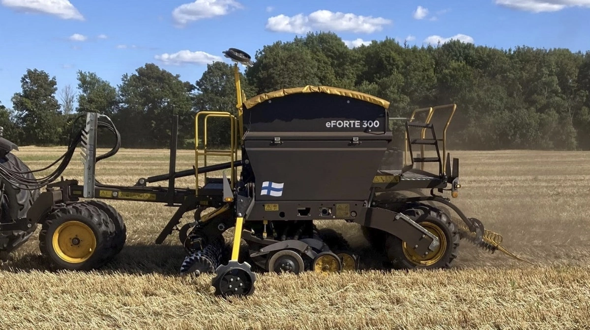 Multiva såmaskinerne, der fås fra tre til seks meters bredde og er alle bugserede, er en videreudvikling af VM direkte såmaskinen, som blev overtaget i 2014. De to modeller, Forte (billedet) og Cerex, findes med enten mekanisk og elektrisk drevet såenhed. Foto: Multiva