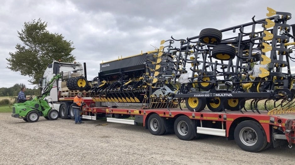 - Vores redskaber især velegnet til stærkere lerjorde, fastslår den danske Multiva-repræsentant Peter Nielsen. Her læsses en seks meter Avaran harve og en såmaskine på fabrikken i det sydvestlige Finland. Foto: Multiva