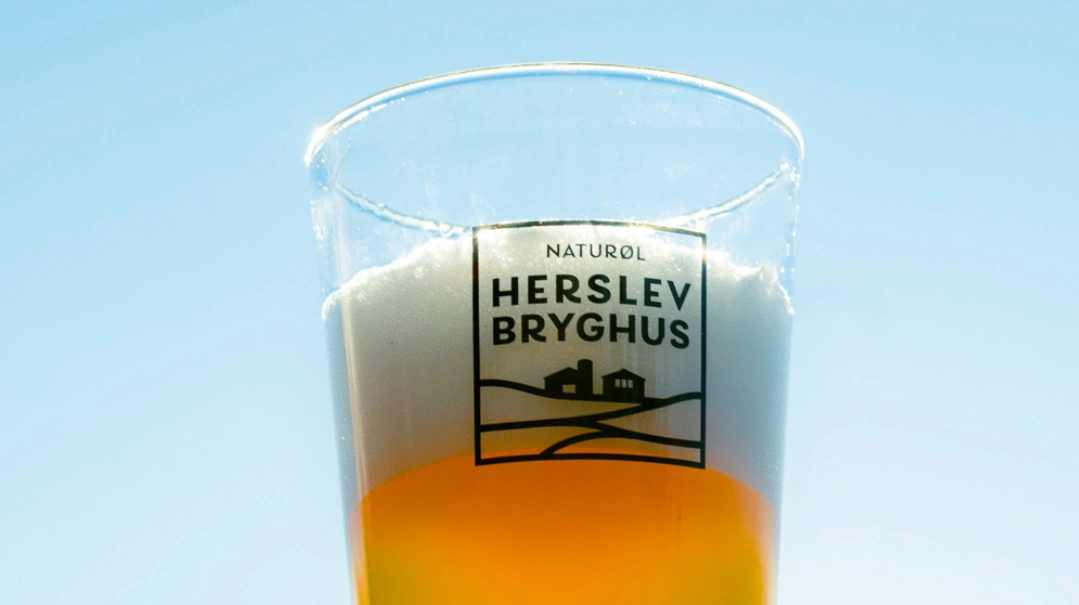 Herslev Bryghus har indgået et partnerskab med den familieejede Gruppe Bio Hopfen, som dyrker økologisk humle, for at blive uafhængige af amerikansk import. Foto: Mathias Bak