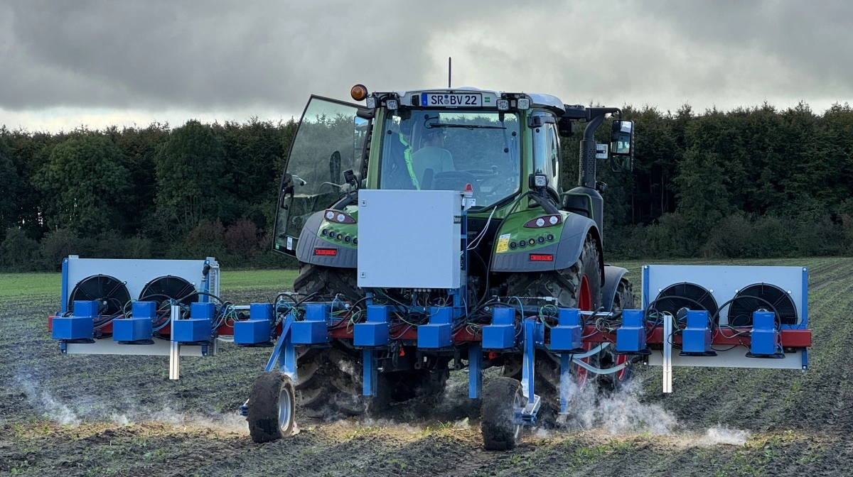 Photoheylers lasere brænder ukrudtet af, så røgen står efter den. Modellen her er anden prototype, og der er flere forbedringer på tegnebrættet. 