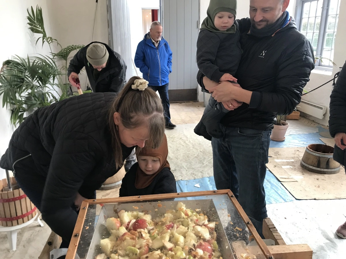 Der er noget for enhver smag, når der skal laves æblemost. Æblerne samles nemlig i herregårdens historiske æblelund, der rummer mere end 200 historiske æblesorter. Der er derfor rig mulighed for at afprøve forskellige kombinationer af smagsoplevelser og for at sammensætte sin helt egen, unikke æblemost.