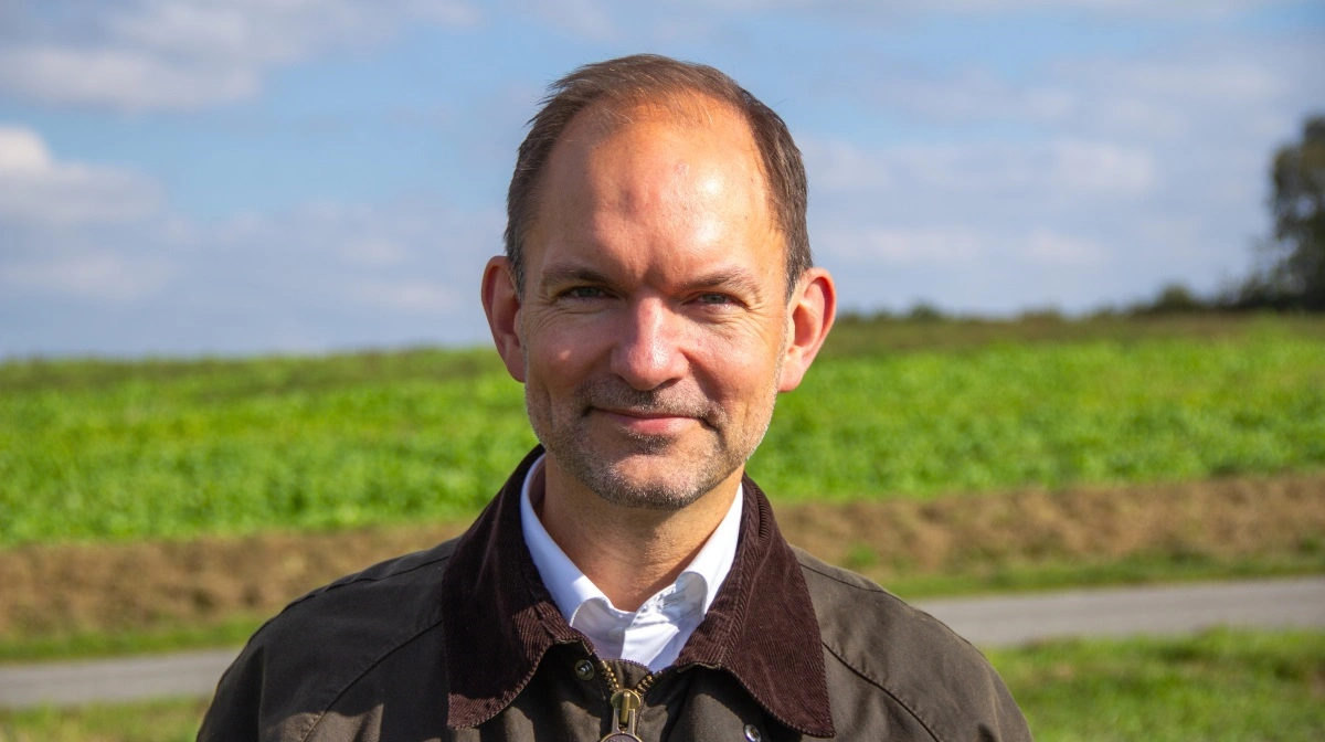 Trepartsminister Jeppe Bruus (S) glæder sig over, at de mange penge både styrker indsatsen mod kvælstof og giver bedre muligheder for jordbytte blandt landmænd. Foto: Morten Ipsen