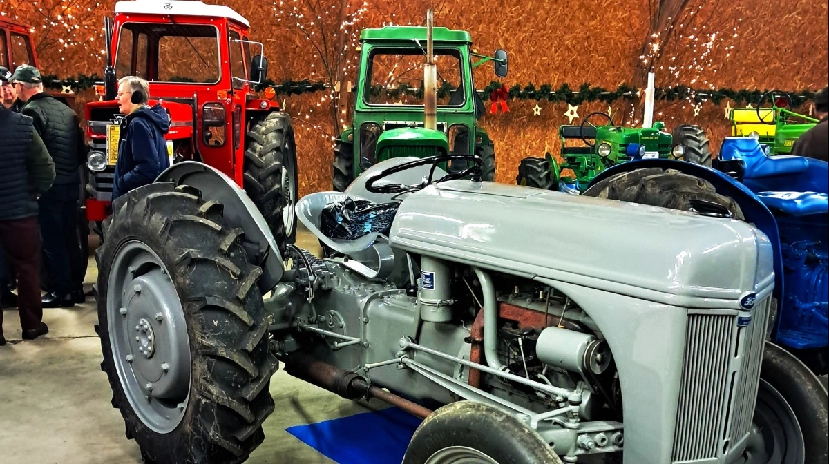 En klassisk grå Fordson-traktor i flot stand blandt farverige kolleger. Fotos: Dansk Veteran Traktor Klub.