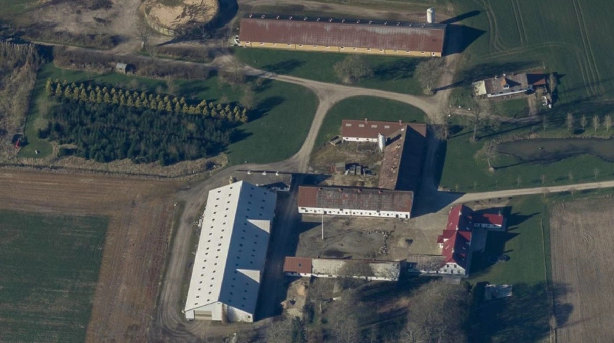 Til nogle af matriklerne, der til sammen udgør Projekt Vamdrup, hører der gårde til. Her er en af dem. Foto fra salgsopstillingen: Hekto & Co