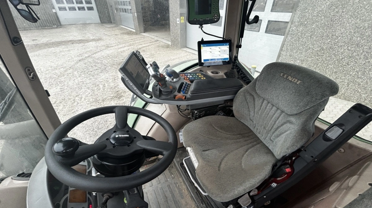 Som det fremgår af billedet, kan en ældre Fendt sagtens blive topmoderne med PTx. NAV-controller og GPS er placeret under traktorens tag for at minimere risikoen for tyveri. Pressefotos