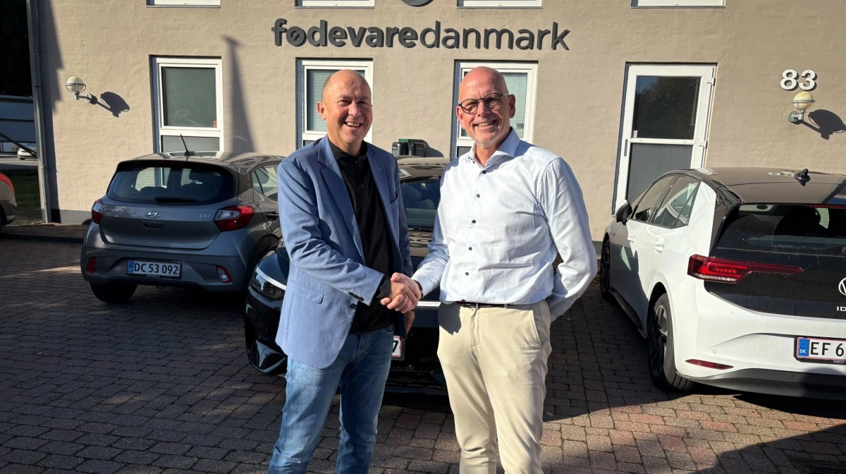 - Vi ser FødevareDanmark som en stærk stemme for fødevareerhvervene og som en organisation, der formår at samle branchen på tværs, siger Steen Sønnichsen (tv.), adm. direktør i Tican. Her sammen med FødevareDanmarks direktør, Leif Wilson Laustsen (th.). Foto: FødevareDanmark