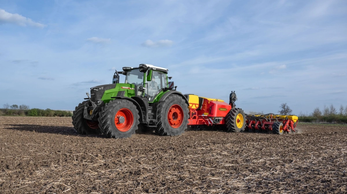 Fendt 800 Vario Gen5 i arbejde med en Väderstad Tempo-rækkesåmaskine. Den nye generation af Fendt 800-serien kombinerer kompakte ydre mål med avanceret motorteknologi og nyeste Vario-betjening. Modellen indgår i maskinprogrammet ved Karl Mertz’ Fendt-event i oktober, hvor blandt andet 832 Vario Gen5 vises frem for første gang i Østdanmark. Pressefoto