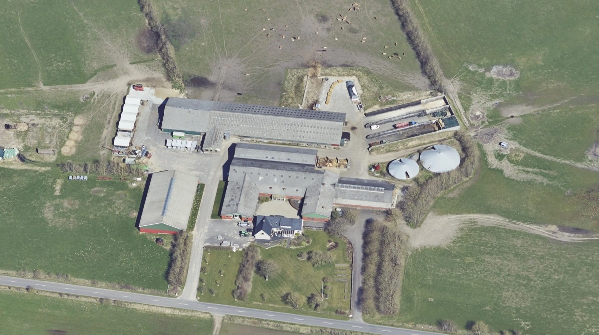 Den økologiske mælkeproducent Laust Krejberg har solgt sin mælkeproduktion i Nordjylland til britiske investorer. Foto: Skraafoto/Dataforsyningen