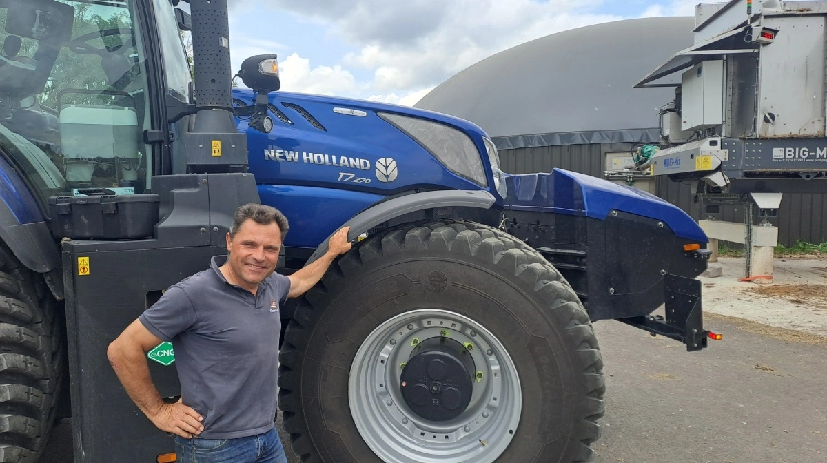 Den franske landmand og biogaspionér Christophe Rousseau har været blandt de første i Europa til at teste New Hollands nye metantraktor T7.270 Methane Power. Traktoren matcher den dieseldrevne T7.270 i effekt og ydelse, men kører udelukkende på komprimeret biogas og Rousseau har haft den i drift i op til otte timer dagligt under ensilering uden behov for optankning. Fotos: New Holland
