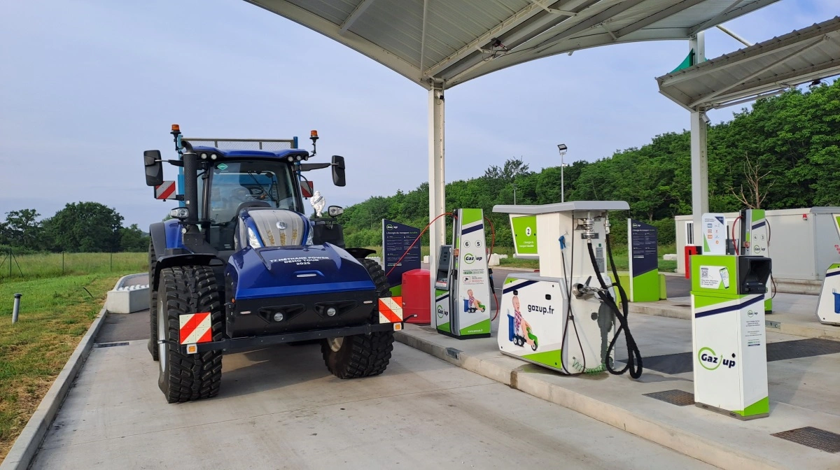 New Holland T7.270 Methane Power er designet til at passe direkte ind i den eksisterende biogasøkonomi. Her ses traktoren ved en offentlig biogastankstation i Frankrig, men New Holland og partnere arbejder også på gårdbaserede løsninger, hvor gassen kan produceres og tankes direkte på bedriften. Ifølge producenten giver den nye tankstruktur op til 30 procent længere rækkevidde end tidligere prototyper.