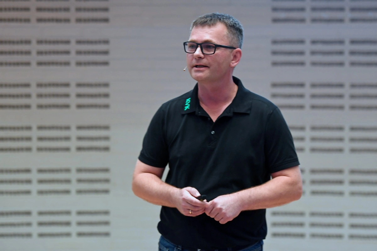 Palle Fjord Thomsen, adm. direktør i KVK Hydra Klov, glæder sig over den store deltagelse. Foto: KVK Hydra Klov