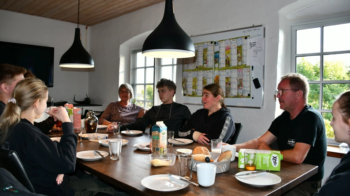 Hver fredag dækker Susanne Friis Iversen op med morgenbrød til alle medarbejdere på herregården. Fra højre: Inge Marie Svane Jonsson, Holger Iversen, Ida Festersen, Victor Rothberg Wilhelmsen og Susanne Friis Iversen.