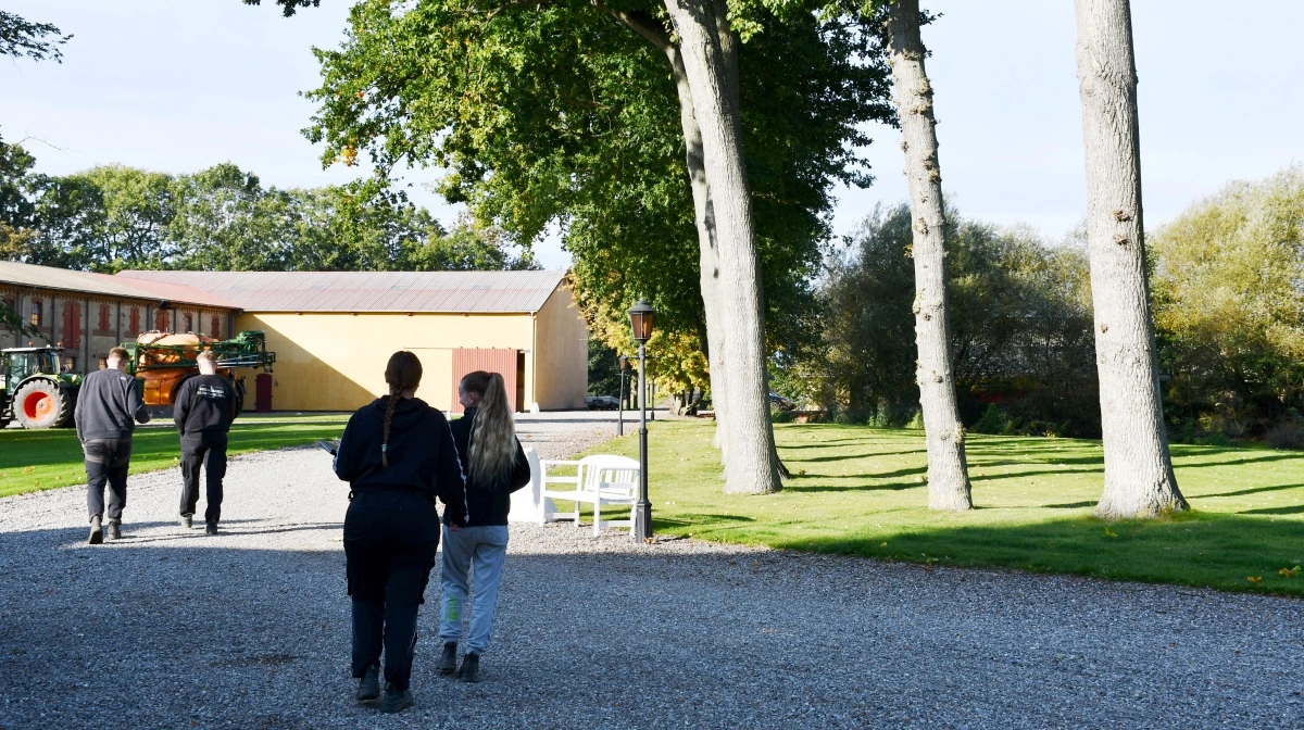 - Jeg mener kun, at vi har søgt efter personale en enkelt gang. Ellers kommer de af sig selv, fortæller Holger Iversen, der samtidig gør det klart, at de mange elever også stiller krav til det faste personale.