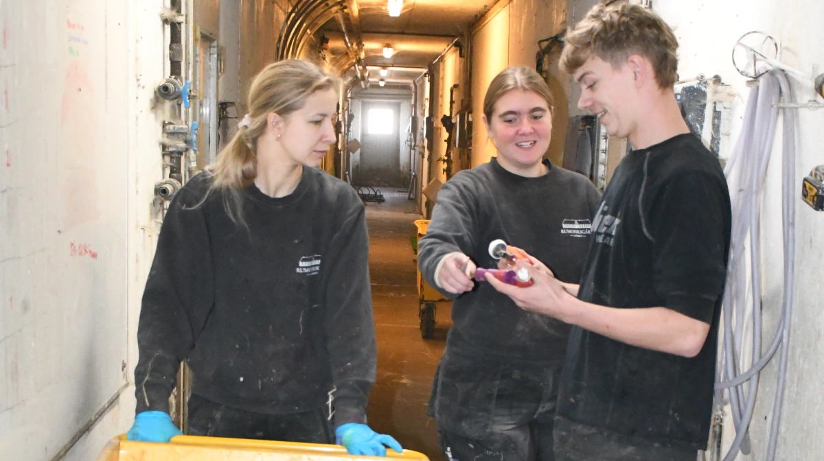 Olena Kostiuk (tv), Ida Festersen og Victor Rothberg Wilhelmsen i snak på staldgangen.