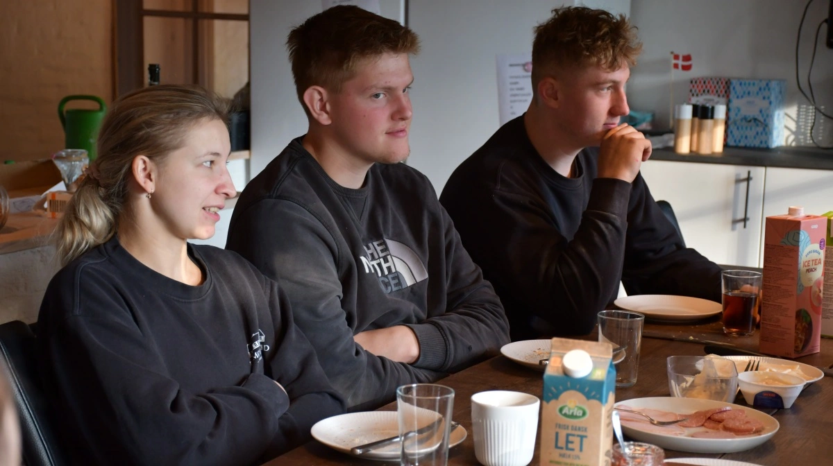 Olena Kostiuk, Søren Johansen og Kalle Lind ved morgenbordet.