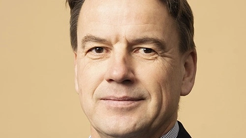 - I dag er vi dybt afhængige af at importere planteproteiner fra Sydamerika. Ved den næste krise kan vores adgang til essentielle fødevarer kollapse, fortæller Christian Friis Bach (V).