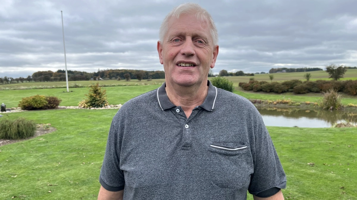 - Det er for mig at se socialisme ad bagvejen. Hvis man vil give støtte per hektar, bør det gælde for alle hektar. Det, der nu lægges op til, svarer til, at man på arbejdsmarkedet vedtog, at hvis du når at arbejde et vist antal timer, så skal du gå ned i timeløn, siger Knud Jeppesen om det foreslåede EU-støtteloft. Fotos: Christian Ingemann