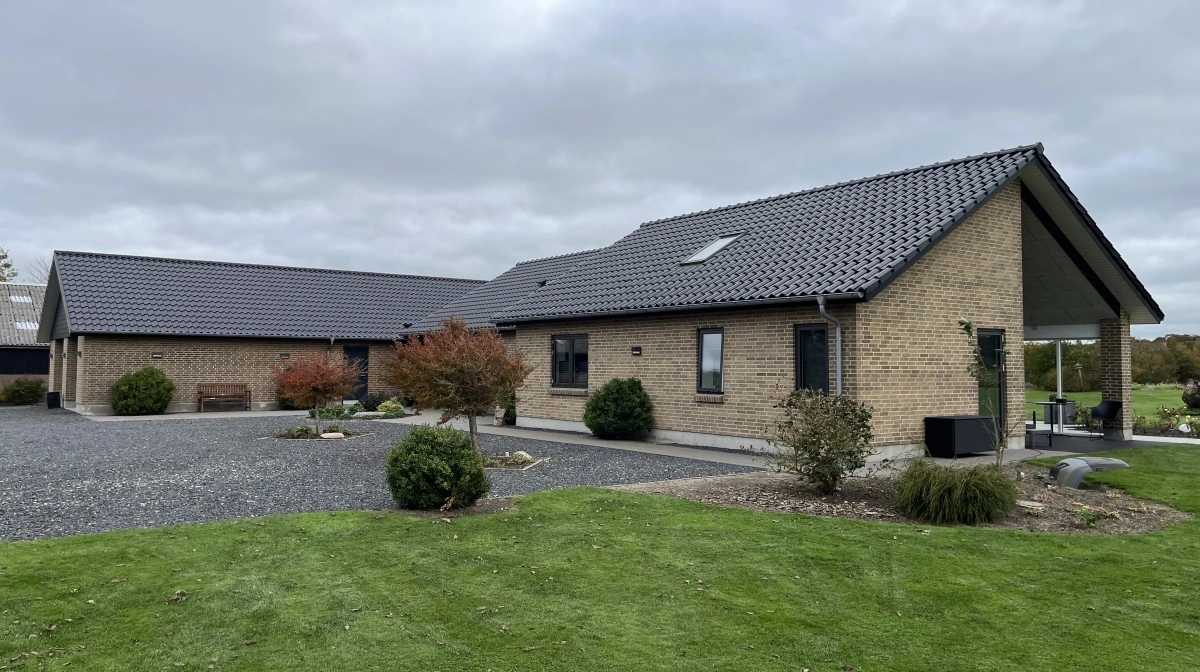 Kristiansdals stuehus er 10 år gammelt. Her bor Knud Jeppesen med sin kone, social- og sundhedsassistenten Karin.