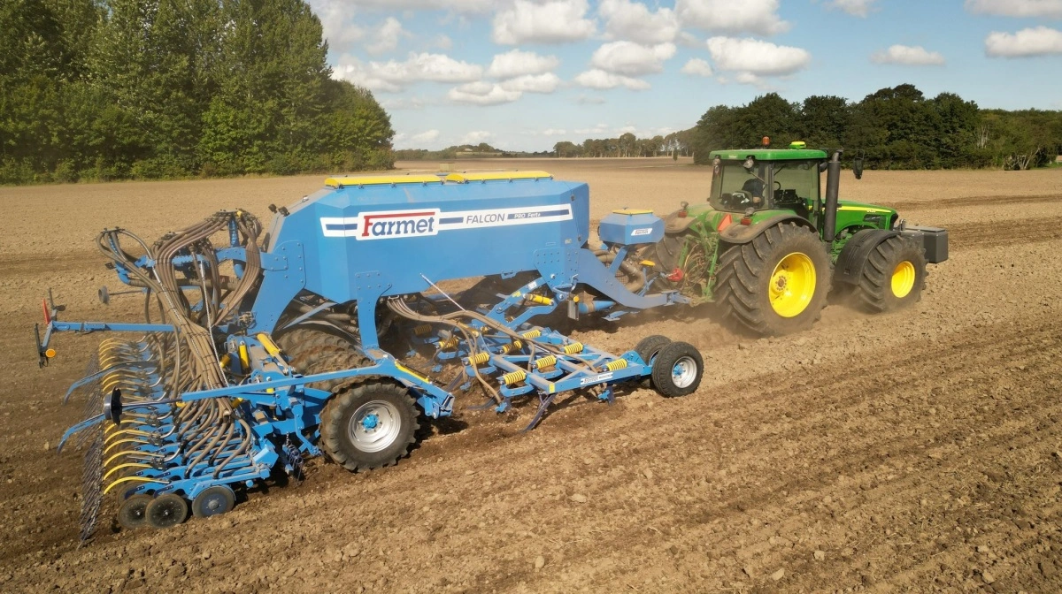MidtVest Maskiner fremviser blandt andet Farmet Falcon-såmaskinen med striptill-tandsektion i marken ved Præstebjerg, hvor den også hører hjemme. Fotos: MidtVest Maskiner