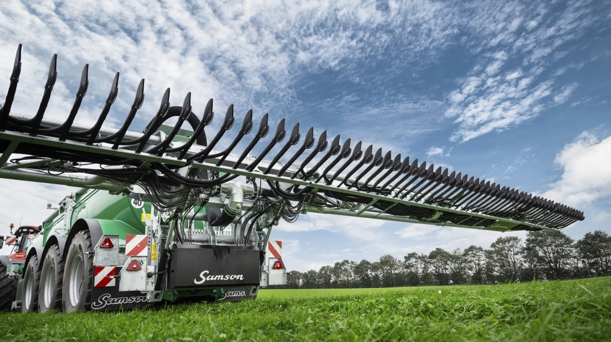 At sætte de 36-meters bomme på bognene kræver, ifølge koncernchefen, næsten en halv fabrikshal. Derfor skal den 6.000 kvadratmeter nye bygning i Viborg nok komme producenten til gode.