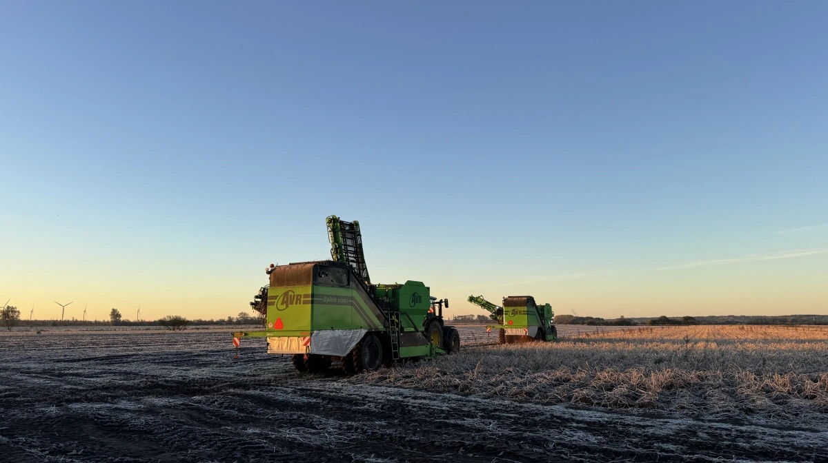 Klokken 08.18: De to nye AVR 9200i-optagere starter dagens arbejde, mens solen tager sig af frosten. Foto: Kasper Stougård 