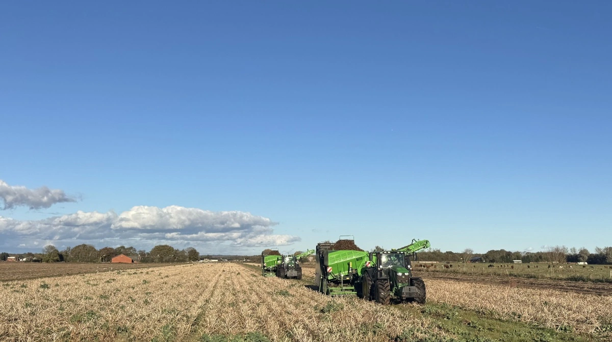 Klokken 15.59: Udbyttet ligger omkring 62,5 ton pr. hektar og stivelsesprocenten omkring 23. Vi kan efterhånden se en ende på mark 806-0, der er på i alt 60 hektar. 