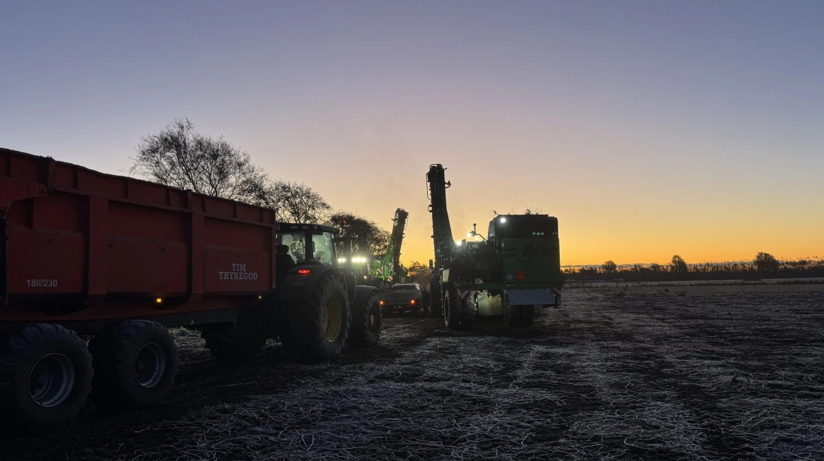 Klokken 07.23: Solen sætter de første farver på himlen, mens der bliver tanket diesel, og optagerne bliver gennemgået. Fotos: Kasper Stougård 