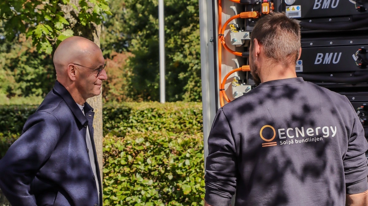 Gråsten Landbrugsskole har investeret i et batteri med en kapacitet på 215 kW. Investeringen gør det muligt at lagre skolens egenproducerede grønne strøm fra både solceller og biogasanlæg. Foto: Gråsten Landbrugsskole
