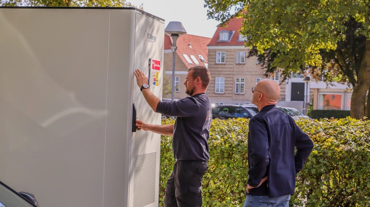 Mens Gråsten Landbrugsskoles biogasanlæg leverer en stabil mængde strøm dagligt, varierer solcellerne afhængigt af vejret. Med batteriet kan skolen gemme overskydende strøm og bruge den, når elpriserne for eksempel er høje.