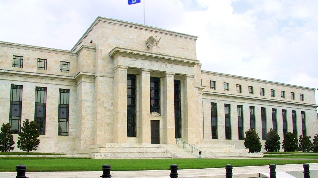 Den amerikanske centralbank, Federal Reserve, er midtpunkt i markedets forventninger om lavere renter i de kommende måneder. Arkivfoto: Wikimedia Commons