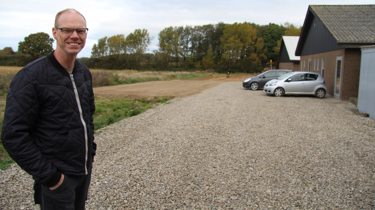 Søren Michaelsen blev færdig med at bygge og renovere for et halvt års tid siden. Noget af den sidste finish er, at der nu er ved at blive lagt sidste hånd på den fremtidige parkering til personalet. Fotos: Anne Wolfenberg