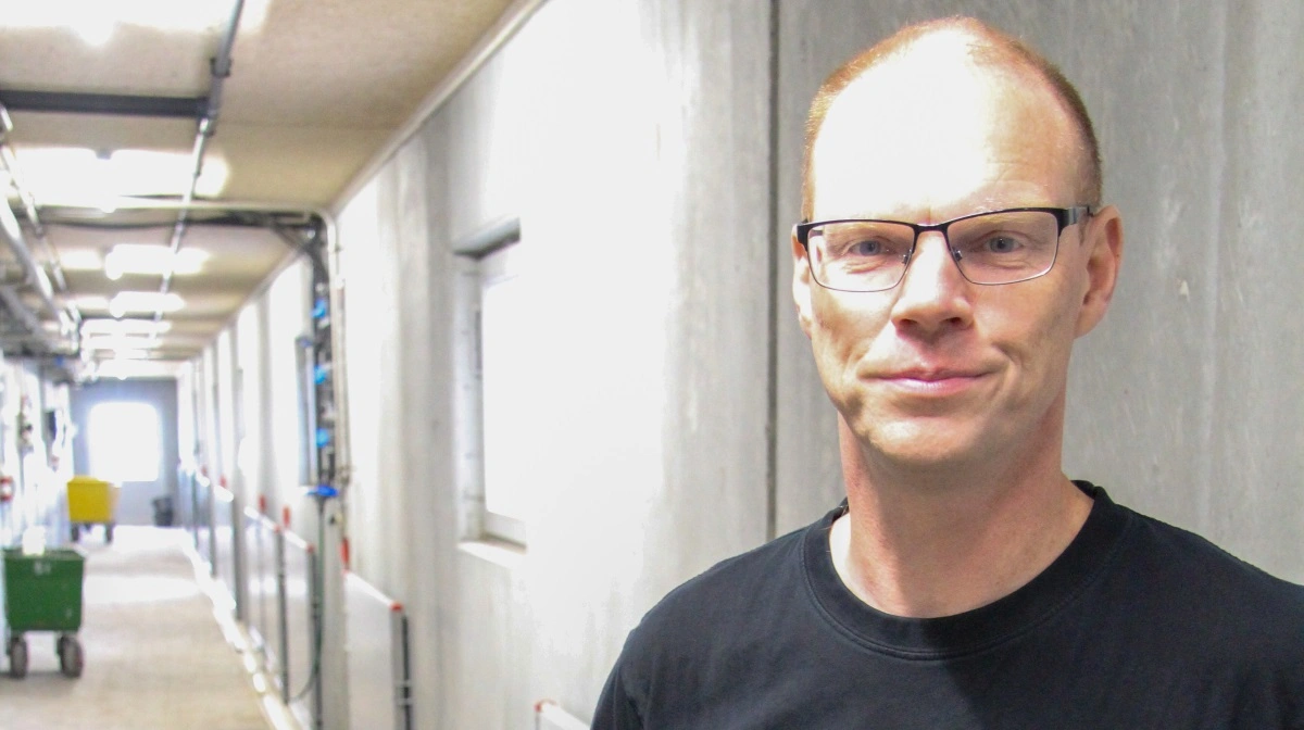 Søren Michaelsen er godt tilfreds med sin nye stald. Efter et halvt år kan han nu konstatere, at alting fungerer, som det skal.