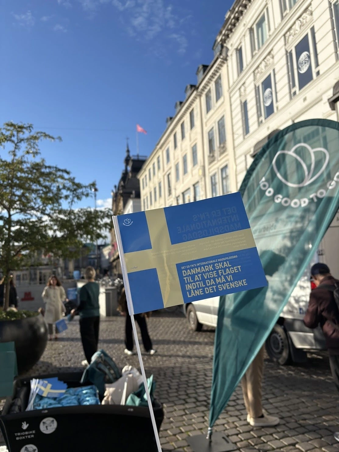 På FN's internationale madspildsdag 29. september flagede Too Good To Go med svenske flag i bybilledet og på hovedkontoret for at sætte fokus på, hvad virksomheden selv betegner som »den dystre forskel mellem Sverige og Danmark«. Foto: Too Good To Go