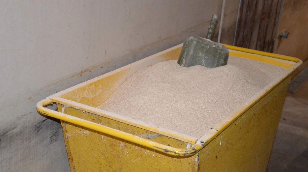 Under et nyligt besøg i en stald møder Anders Peter Andersen to medarbejdere, som kører rundt med hver sin fodervogn i farestalden. Her spørger han nærmere  ind til doseringer og opdager en væsentlig overdosering.