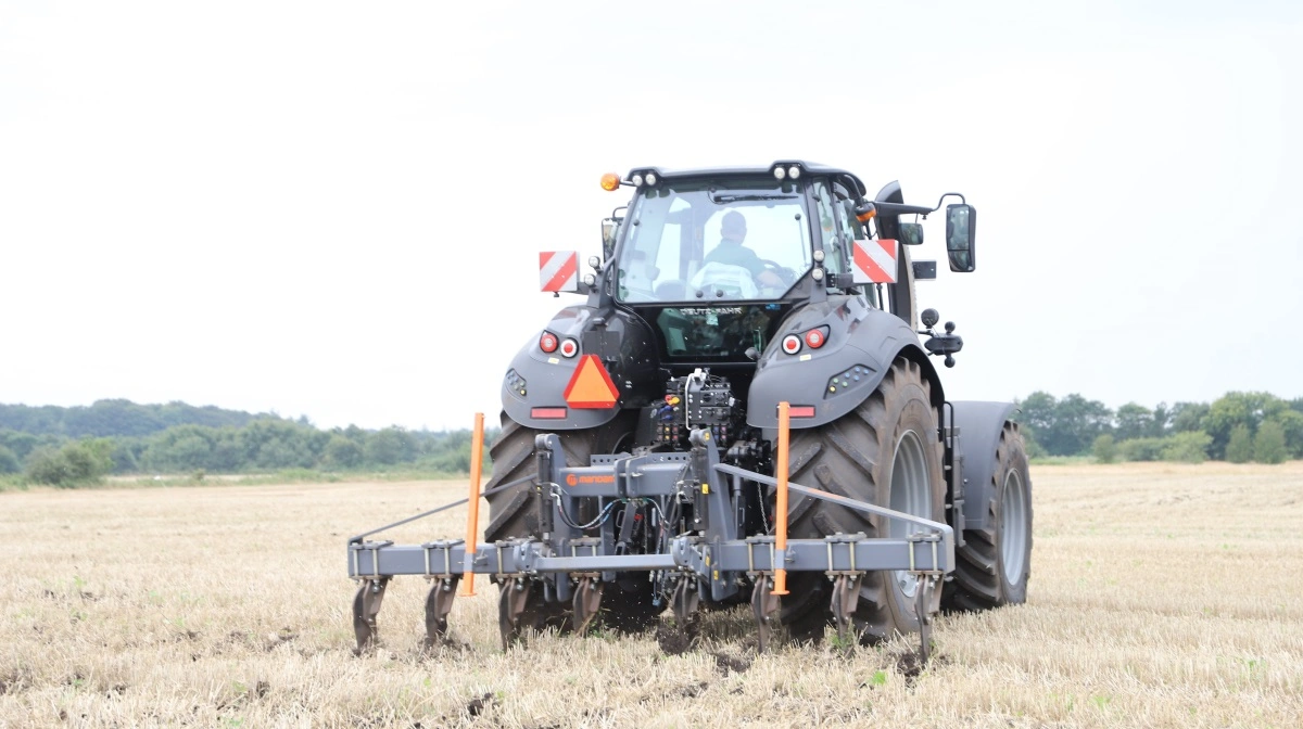 Brørup Traktor og Maskincenter løsner den pakkede sål med en Mandam grubber. Fotos: FRDK