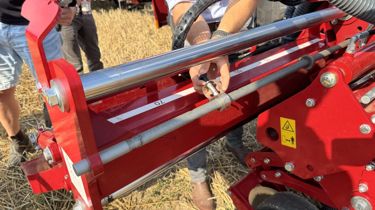 Det tager ganske få minutter at tilpasse rækkeafstanden på Horsch Maestro 12 TX i trin à fem centimeter fra 45 til 75 centimeter. 