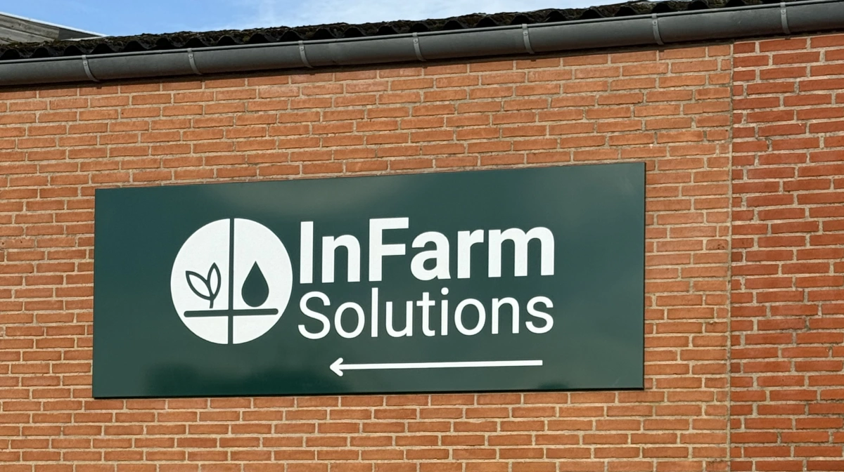 Hvor der før hang et skilt med JH Agro, er det nu InFarm Solutions med sin grønne farve. Fotos: InFarm Solutions A/S