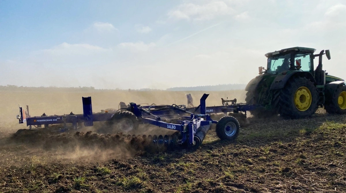 Dalbos Powerchain 800 kædeharve får en fremtrædende rolle på Agritechnica. Maskinen udstilles både med ekstra vægte og med turbindediske, der udvider anvendelsesmulighederne og gør den velegnet til flere typer jord og arbejdsopgaver. Foto: Dalbo