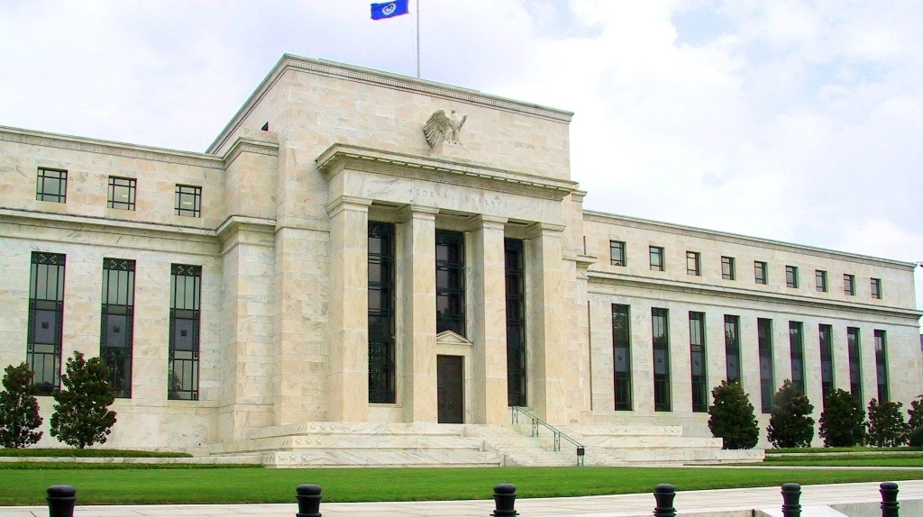 Hvis Federal Reserve tøver med rentenedsættelser eller væksten i Europa igen skuffer, kan en såkaldt short squeeze ramme hårdt og vende det hele på hovedet, skriver Agrocura i dagens analyse. På billedet ses Federal Reserve-bygningen i Washington, USA. Arkivfoto