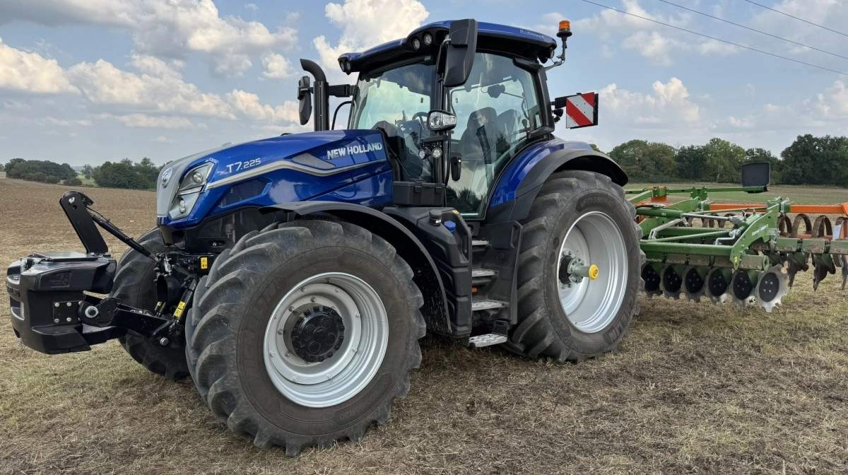 New Holland T7.225 Standard Wheelbase i Dynamic Blue-lakering under transportkørsel med liftophængt såsæt. Den nye affjedrede foraksel med dobbelte akkumulatorer og roll control-funktion forbedrer stabilitet og komfort ved høj hastighed, mens venderadiusen er reduceret med 2,4 meter fra 14,3 til 11,4 meter, der skyldes nyt forakselophæng og lavere motorhjelm. Traktoren er udstyret med 24x24 Dynamic Command-transmission. Foto: Per Jørgensen