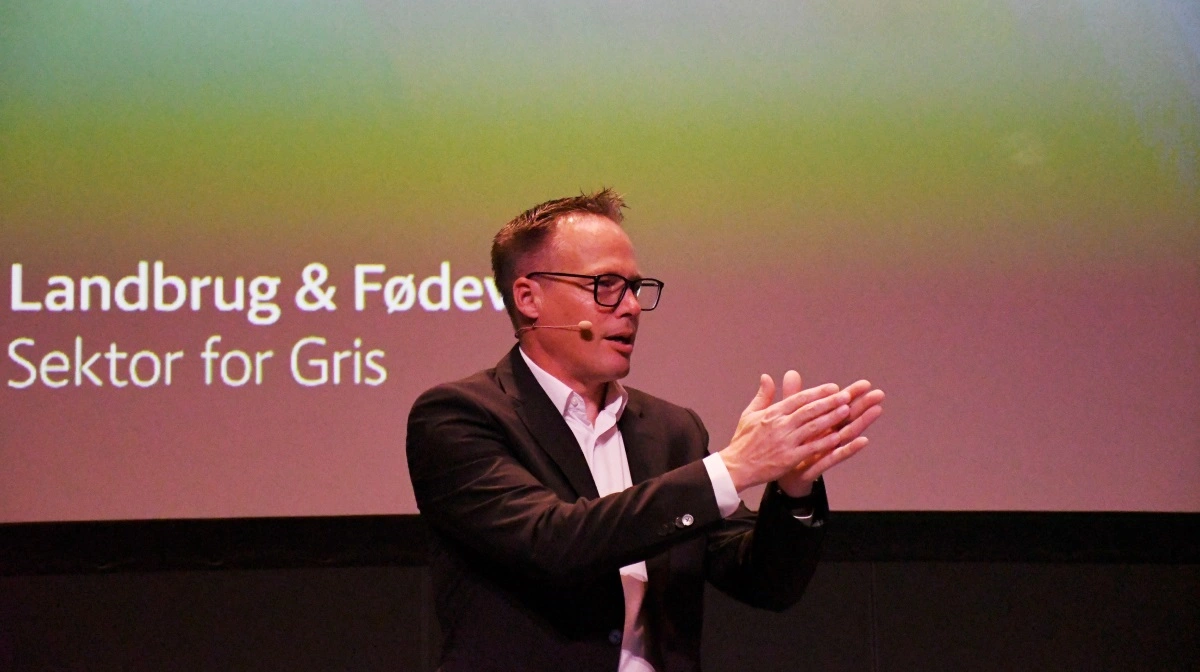 - Der er to opgaver – store opgaver, der venter i PRRS-planen. Den første opgave er at holde de 72 procent af de danske besætninger, der er deklareret PRRS-negative, fri for PRRS. Den næste er, at vi skal have endnu flere med. Et af de værktøjer, vi får, det er, at kommuner fremadrettet kan deklareres fri for PRRS, lød det fra sektordirektør Christian Fink Hansen, da han i sidste uge fremlagde sin beretning og kom ind på PRRS-planen. Foto: Camilla Bønløkke